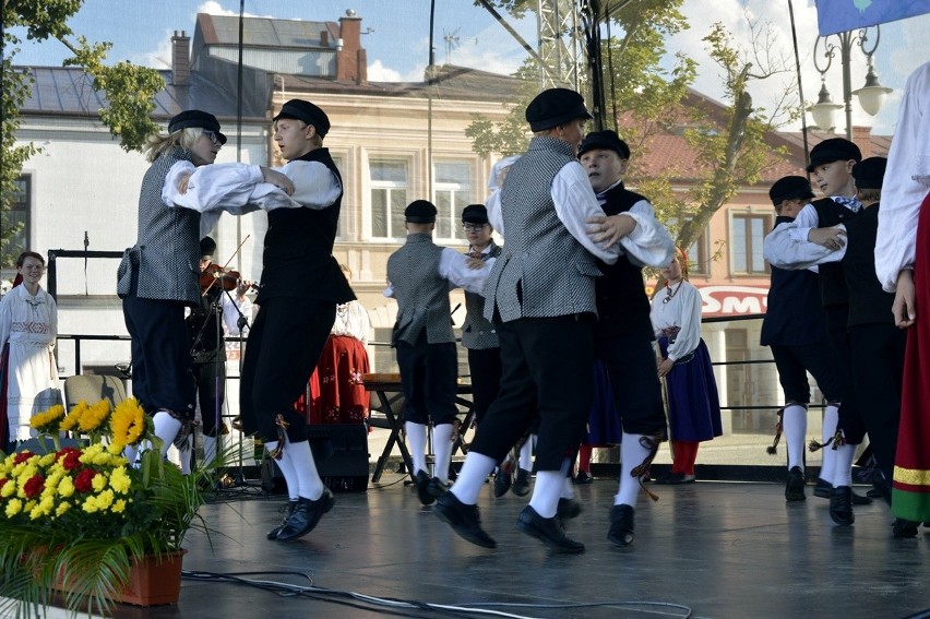 Biecz. Święto Dzieci Gór zagościło na bieckim rynku. Mali artyści roztańczyli miasto [ZDJĘCIA]