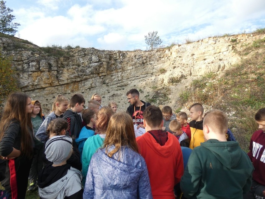 Wycieczka dzieci z Kobylan do Europejskiego Centrum Edukacji Geologicznej w Chęcinach [ZDJĘCIA] 