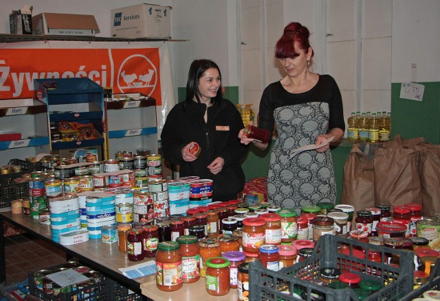 Wczoraj w magazynie Banku Żywności dary segregowały Izabela Rec (z lewej)i Eulalia Majewska
