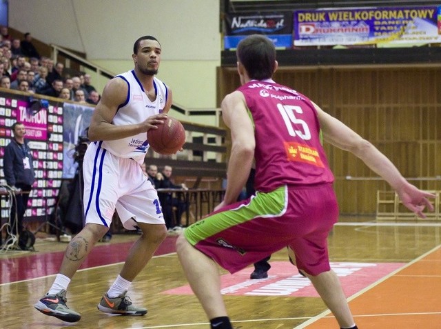 Koszykarze Jeziora Tarnobrzeg (w białym stroju Xavier Alexander) zaczynają w piątek drugą rundę rozgrywek Tauron Basket Ligi.