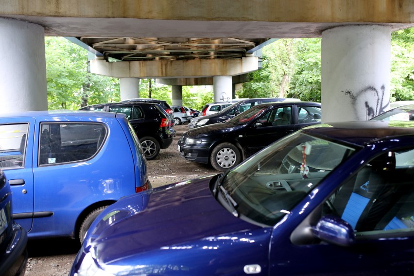 Dziki parking w sąsiedztwie wiaduktu przy ul. Prądnickiej