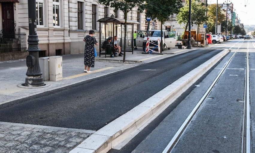 Na przystankach wiedeńskich poziom podłogi w tramwaju jest...