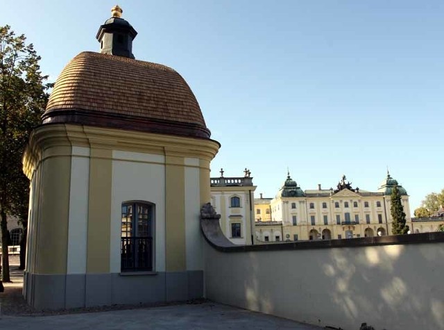 Studnie przy Pałacu Branickich zostały wyremontowane, ale w ich wnętrzach nic się nie dzieje