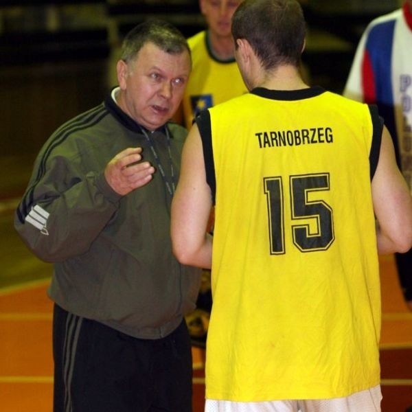 Marian Wydro (z lewej) ma już licencję Polskiego Związku Koszykówki i stał się pełnoprawnym trenerem pierwszoligowych koszykarzy Siarki Tarnobrzeg.
