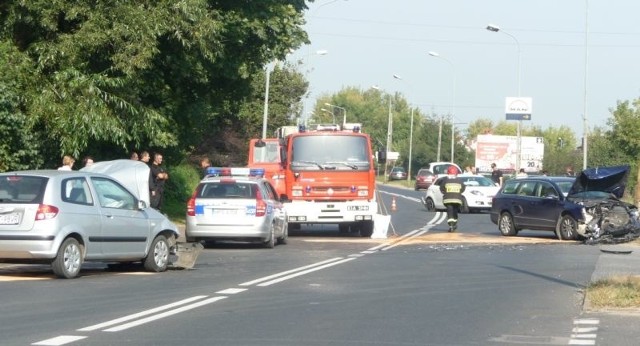 W poniedziałek rano na drodze krajowej numer 42, przy Alei Wyzwolenia w Starachowicach zderzyły się trzy auta.