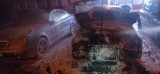 Pożar samochodu na parkingu w Grodzisku Wielkopolskim. Ogień uszkodził też sąsiednie auta