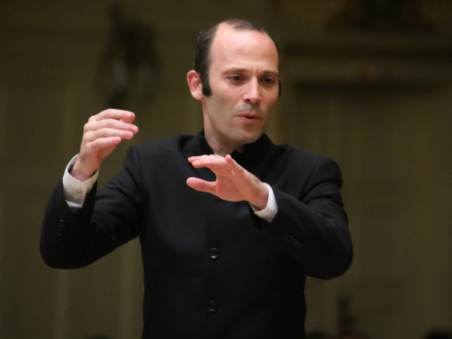 Piątkowym koncertem Filharmonii Poznańskiej dyrygował izraelski kapelmistrz Ariel Zuckermann.