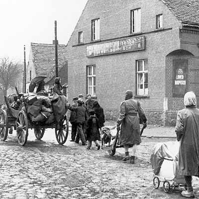 Rok 1945. Niemcy uciekają przed Armią Czerwoną z ówczesnych Prus Wschodnich