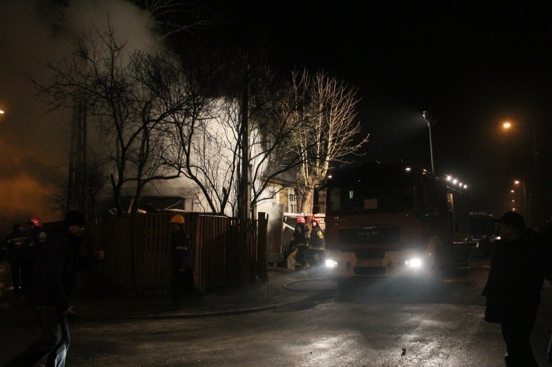 Pożar w garażu na rogu Skorupskiej i Koszykowej wybuchł w...