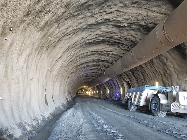 Tunele w ciągu drogi ekspresowej S3 na Dolnym Śląsku są gotowe w połowie. Prace trwają nieprzerwanie