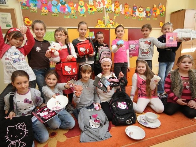 Dzieci z I Społecznej Szkoły Podstawowej chętnie noszą ubrania z Hello Kitty.