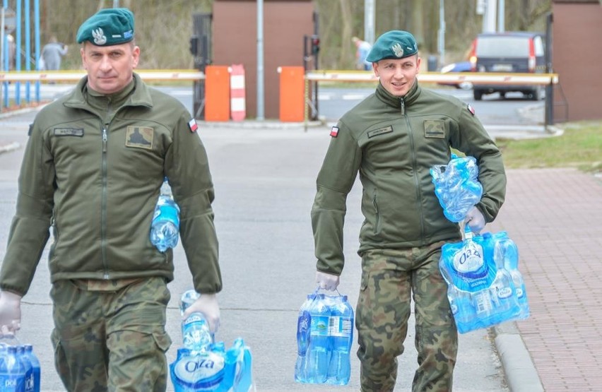 Żołnierze 12 Brygady Zmechanizowanej pomagają pracownikom szpitala [ZDJĘCIA] 