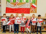 Gmina Wielka Wieś. Niepodległa u przedszkolaków. Dzieci odśpiewały hymn z biało-czerwonymi kotylionami