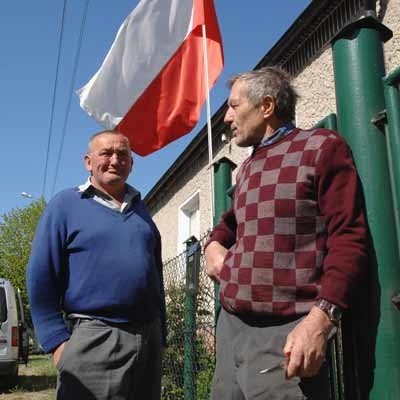 Stanisław Armudowicz dziś wywiesił flagę przy swoim domu. - To święto ludzi pracy, nie komunistyczne - argumentował w rozmowie z sąsiadem Stanisławem Kapustą.