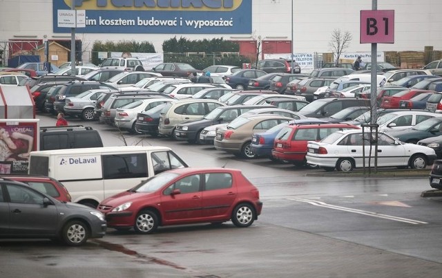 To najbardziej zastawiona samochodami część parkingu pod Centrum Handlowym M1 w Radomiu. Zdjęcie zrobiliśmy w Wielki Piątek o godzinie 10.30