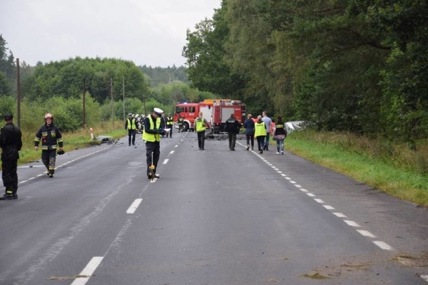 Wypadek w Piotrowie. Cztery osoby nie żyją, jedna walczy o życie