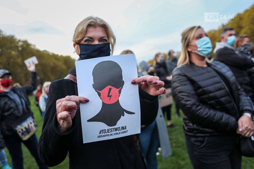 Protest (nie tylko) kobiet na Jasnych Błoniach w Szczecinie...