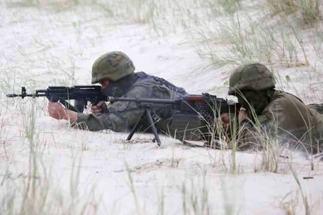 Polska armia powinna być liczniejsza, dlatego Ministerstwo Obrony Narodowej zachęca młodych ludzi do wstąpienia do armii. Zobacz, ile zarabiają żołnierze zawodowy i na jakie dodatki mogą liczyć. Wiadomo już, że w przyszłym roku będą podwyżki.  POLECAMY TAKŻE:- ILE NAPRAWDĘ ZARABIA SIĘ W BIEDRONCE - ILE MOŻNA ZAROBIĆ W LIDLU?- WYNAGRODZENIE W BANKACH: OD KASJERA DO DYREKTORA - ILE ZARABIAJĄ PRACOWNICY ZUS? - PŁACE W LUBUSKIM URZĘDZIE MARSZAŁKOWSKIMPŁACA MINIMALNA W POLSCEZobacz wideo: Parada wojsk polskich i amerykańskich po ulicach Gorzowa. "Największą różnicą jest sposób maszerowania"wideo: TVN24