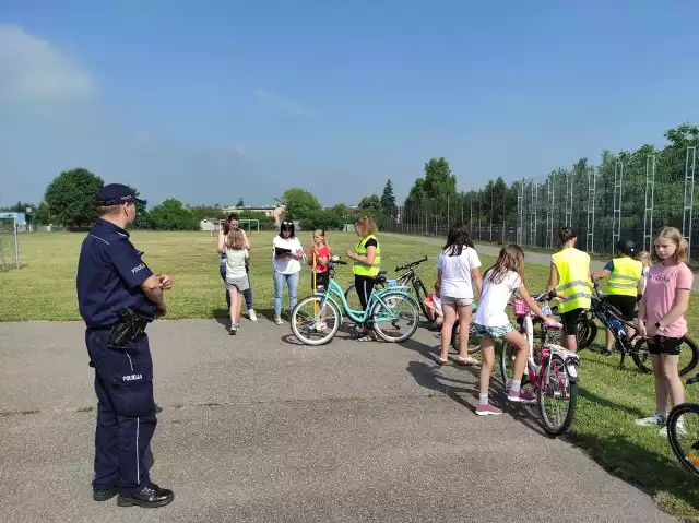 Policjanci z Kozienic sprawdzili, czy uczniowie z Gniewoszowa mają wiedzę i umiejętności do jeżdżenia rowerem.