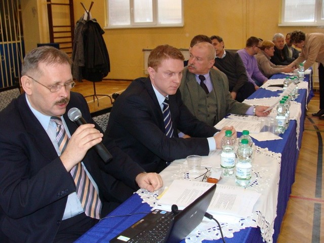 Zbigniew Białkowski (z lewej), przewodniczący komisji oświaty przekonywał, że radzie zależy na utrzymaniu wszystkich szkół. Jednak z sali padały stwierdzenia: "A co nas to obchodzi&#8221;.