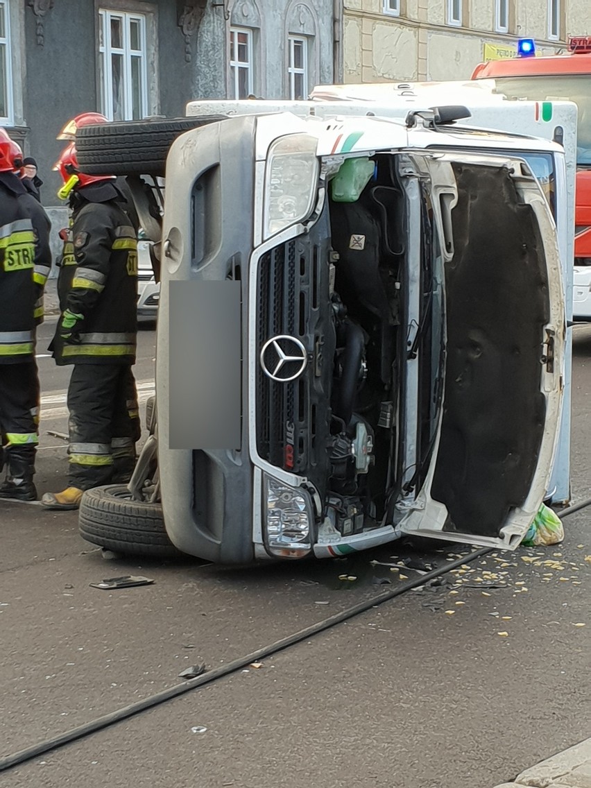 Wypadek na ulicy Tuwima. Wywrócone auto dostawcze (zdjęcia)