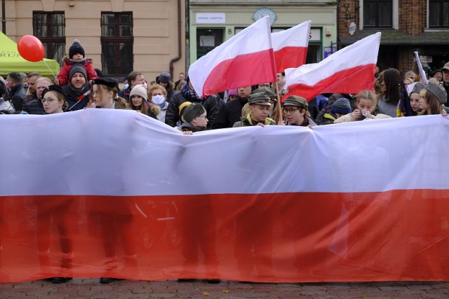 Dziś, 11. listopada w całym naszym regionie odbywa się szereg imprez z okazji 104. rocznicy odzyskania przez Polskę niepodległości. Sprawdź, co się będzie działo w naszym regionie. W naszej galerii prezentujemy listę atrakcji w największych miastach regionu oraz w powiatach. Sprawdź szczegóły na kolejnych stronach ---->