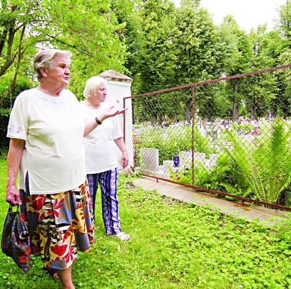 Zofia Molenda (pierwsza z lewej) i Józefa Kulbaba: - Przez 40 lat nikomu ogródki nie przeszkadzały. Teraz musimy się wynieść.