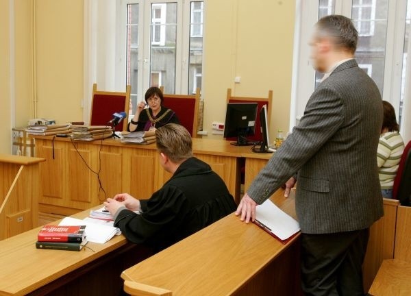 Andrzej R. (stoi) nie przyznaje się do winy. Jego adwokat mec. Jakub Łysakowski chciał wyłączenia jawności procesu. Sąd się nie zgodził