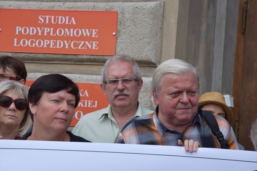 Głos zabierali i organizatorzy protestu, i pracownicy UwB, i...