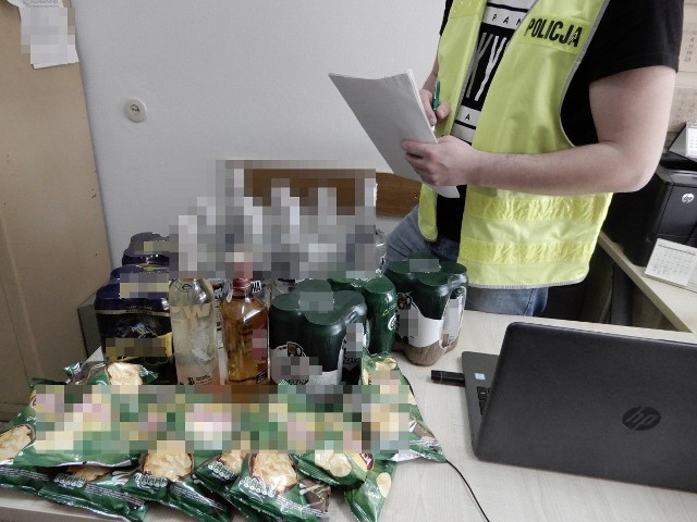 Krótko po otrzymaniu zgłoszenia o kradzieży alkoholu i artykułów spożywczych włocławscy policjanci zatrzymali sprawców przestępstwa oraz odzyskali większość zagarniętego mienia.