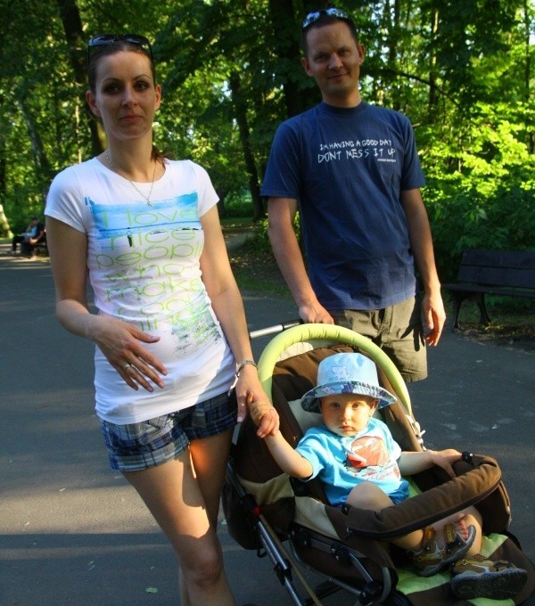 Agnieszka i Sebastian Marcinkowscy lubią zabierać synka Łukasza na spacery po Bolko. - Monitoring to dobry pomysł, bo, zwłaszcza w tygodniu, matki z dziećmi nie czują się wśród tych krzaków bezpiecznie - mówi pani Agnieszka.