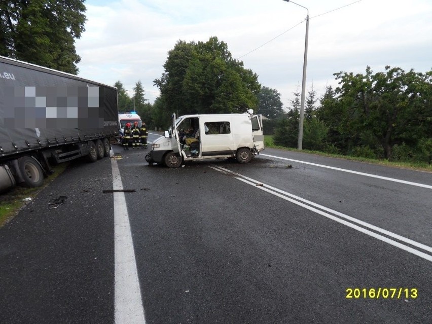 Wypadek w Smogorzowie. Zderzyły się ciężarówka, dostawczy bus i osobowe bmw