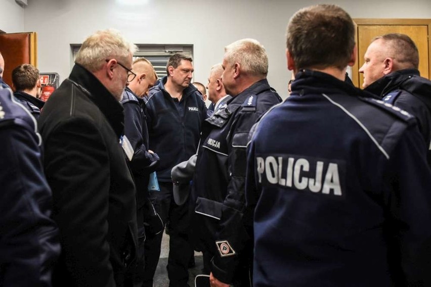 Tłum policjantów w poznańskim sądzie. Chcieli wesprzeć...