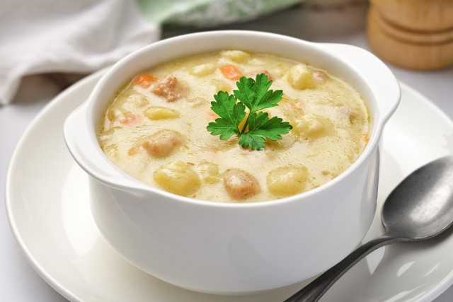 Tradycyjna zalewajka jest zupą na bazie wędzonki, ziemniaków i zakwasu żytniego.