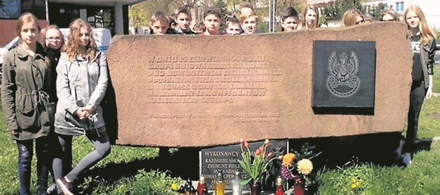 Kielecka młodzież z Gimnazjum numer 6 imienia Tadeusza Kościuszki w Kielcach zapoznawała się z wyjątkową historią pomnika upamiętniającego zamach na Franza Wittka z 15 czerwca 1944 roku.