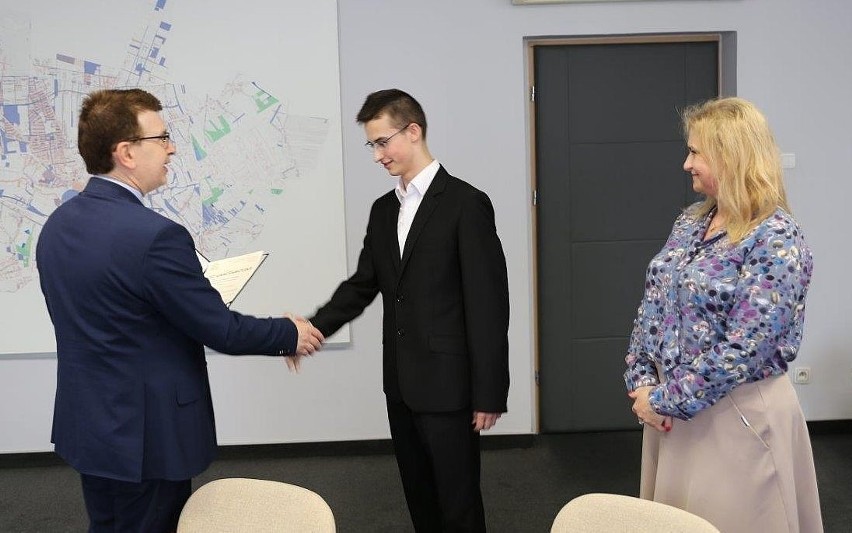 Laureaci i finaliści konkursów przedmiotowych spotkali się z prezydentem Ostrowca. Rusza fundusz stypendialny (ZDJĘCIA) 