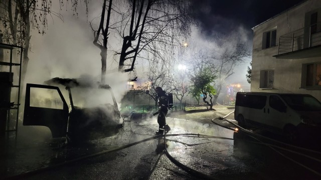 Zgłoszenie o pożarze na ul. Paderewskiego w Grudziądzu, wpłynęło do strażaków o g. 2 w nocy ze środy na czwartek. 