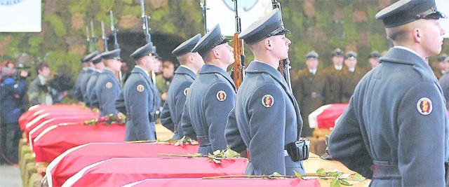 Tak w ubiegłym roku żegnano lotników poległych w katastrofie samolotu Casa pod Mirosławcem. 