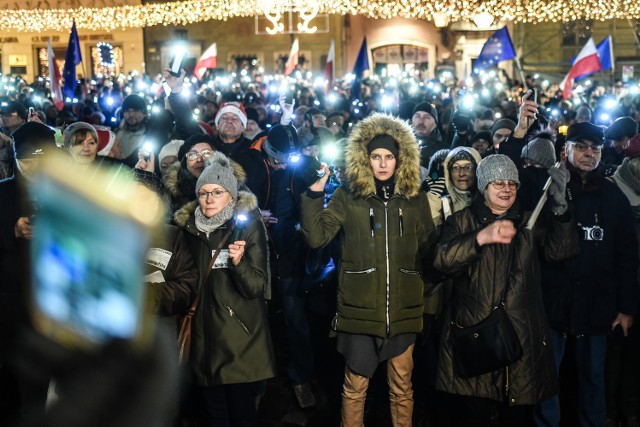 W czwartek przeciwnicy proponowanych przez rząd zmian w sądownictwie znów zorganizowali Łańcuch Światła. Akcja odbyła się w kilkudziesięciu miastach Polski, także na poznańskim Starym Rynku.Zobacz kolejne zdjęcie------------------------------------------>