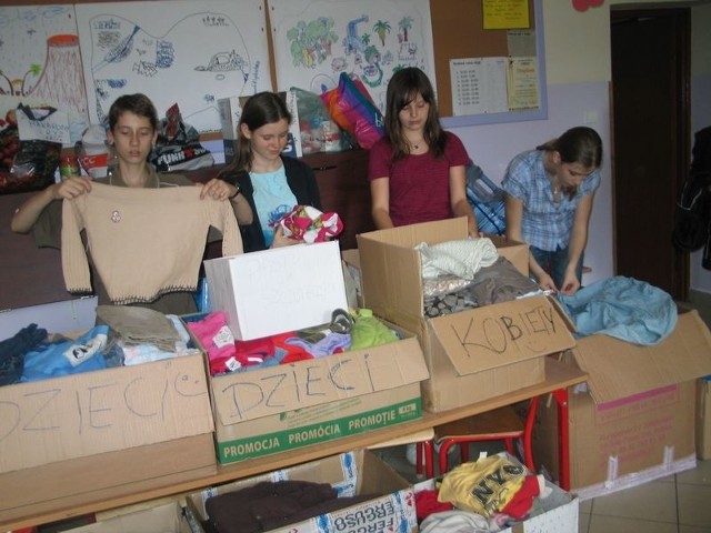 W Zespole Szkół imienia Małego Księcia  w Tarnobrzegu odzież segregują uczniowie szóstej klasy.