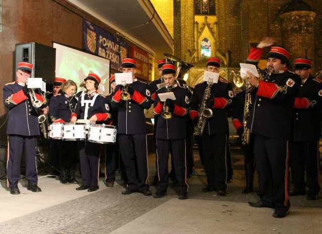 Wspólne śpiewanie rozpoczęło się od "Wśród nocnej ciszy", do którego zagrała orkiestra dęta z żelaznej.