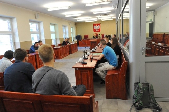 Przed sądem rejonowym w Szczecinie stanęło 41 osób, które grały w pokera na urodzinach kolegi.