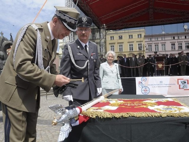 Gen. dywizji Mieczysław Gocuł, pierwszy zastępca Szefa Sztabu Generalnego WP oraz rodzice chrzestni sztandaru: chor. szt. Andrzej Wawrzyniak i Leokadia Majewicz podczas wczorajszej uroczystości w Bydgoszczy.