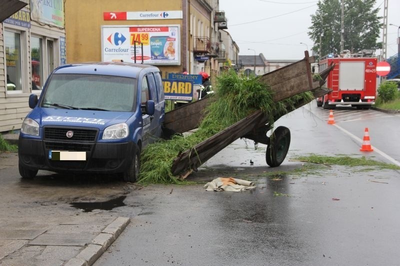 Spłoszony koń uszkodził w Skarżysku trzy auta. Ranny woźnica