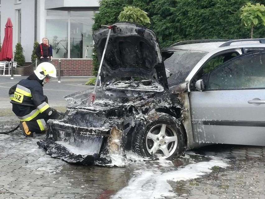 W Jankowicach renault stanęło w ogniu - pomogli strażacy