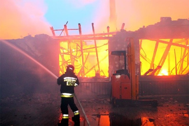 Zapalił się kompleks trzech budynków, w których mieściła się hurtownia mebli.