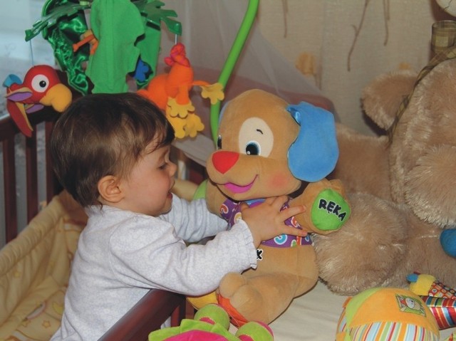 Kolorowe zabawki pomagają małym pacjentom przezwyciężyć trudny okres pobytu w szpitalu.