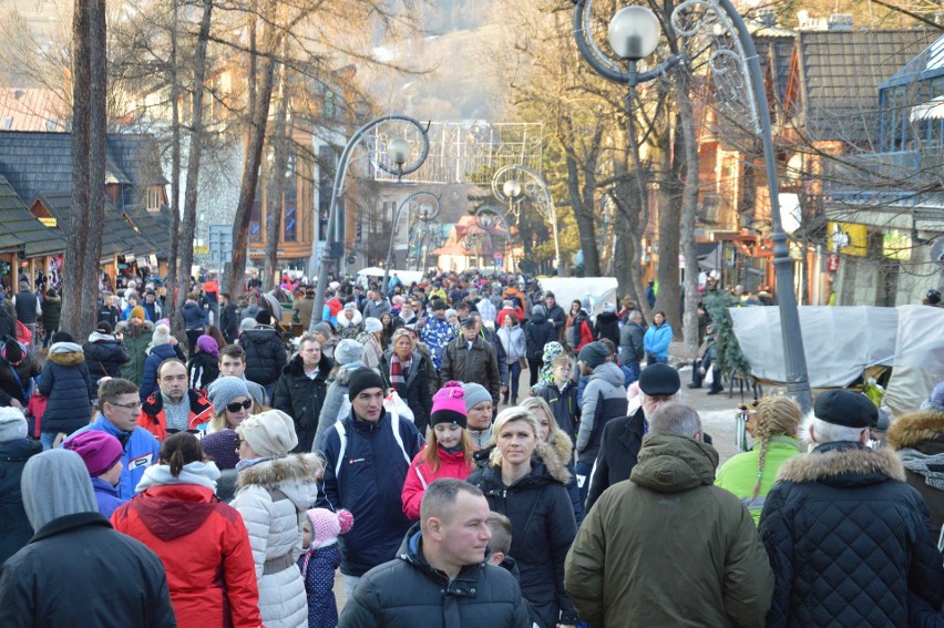 Zakopane. Tłumy turystów na Krupówkach. A wśród nich Mikołaj [ZDJĘCIA]