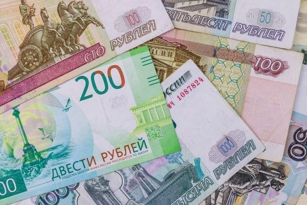 Rubel leci na łeb, na szyję. A tu jeszcze Rosja została zawieszona w prawach członka Banku Rozrachunków Międzynarodowych