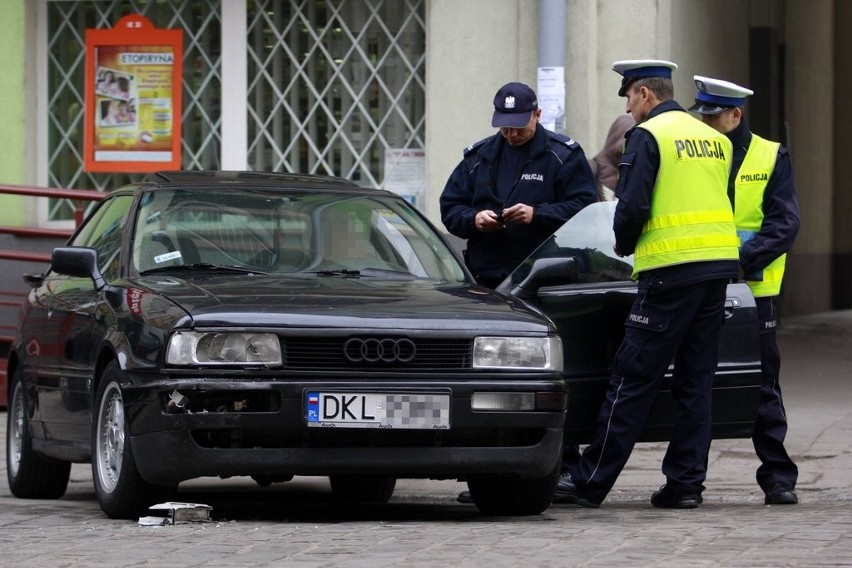 Wrocław: Pijany kierowca wjechał w auto... straży miejskiej (ZDJĘCIA)